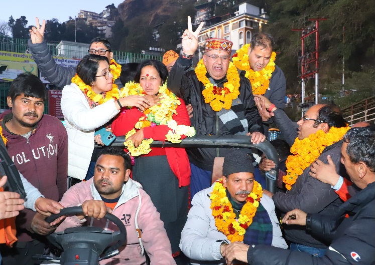 कैबिनेट मंत्री गणेश जोशी ने, मसूरी नगर पालिका चुनाव में भाजपा की शानदार जीत पर, पार्टी कार्यकर्ताओं के साथ जीत का जश्न मनाया।