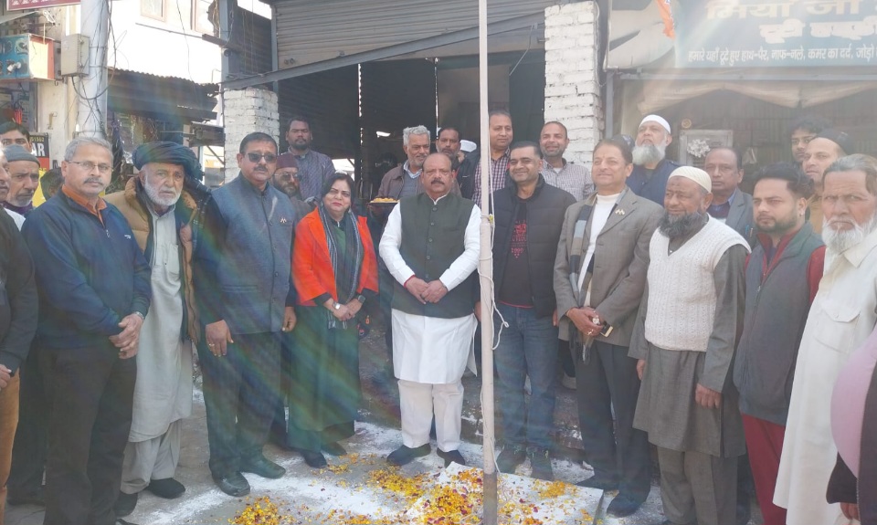 कॉंग्रेस के वरिष्ठ नेता लालचंद शर्मा ने, गणतंत्र दिवस के अवसर पर, इनामुल्ला बिल्डिंग क्षेत्र में किया ध्वजारोहण।