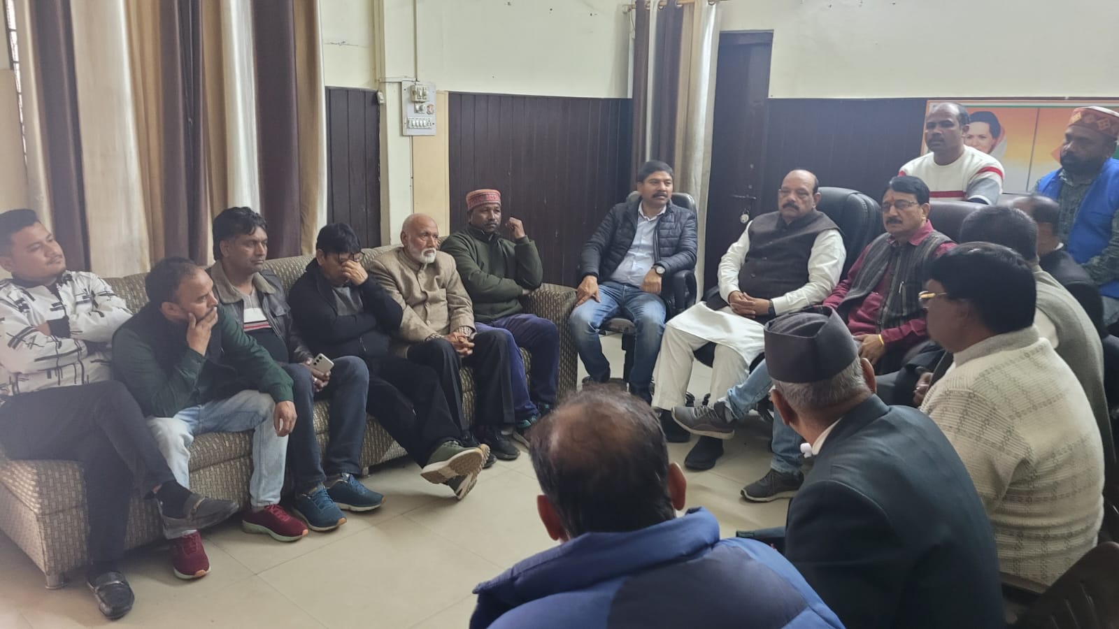 नगर निगम चुनाव परिणामों के बाद, कांग्रेसजनो की हुई बैठक, मतदाता सूची में गड़बड़ियां व नाम हटाए जाने का, सरकारी मशीनरी दुरूपयोग का लगाया आरोप, लालचंद शर्मा। 