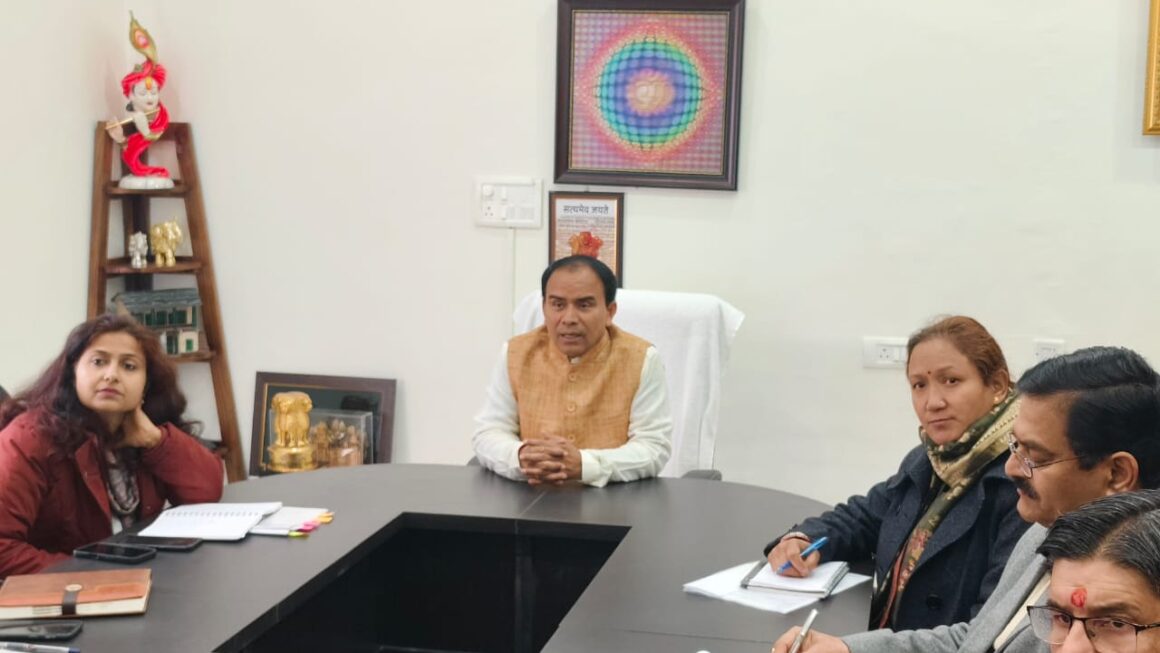 लम्बे समय से गैरहाज़िर शिक्षकों, पर होगी कार्रवाई, नकलविहीन व पारदर्शिता के साथ, आयोजित की जायेगी बोर्ड परीक्षा, डॉ. धन सिंह रावत।