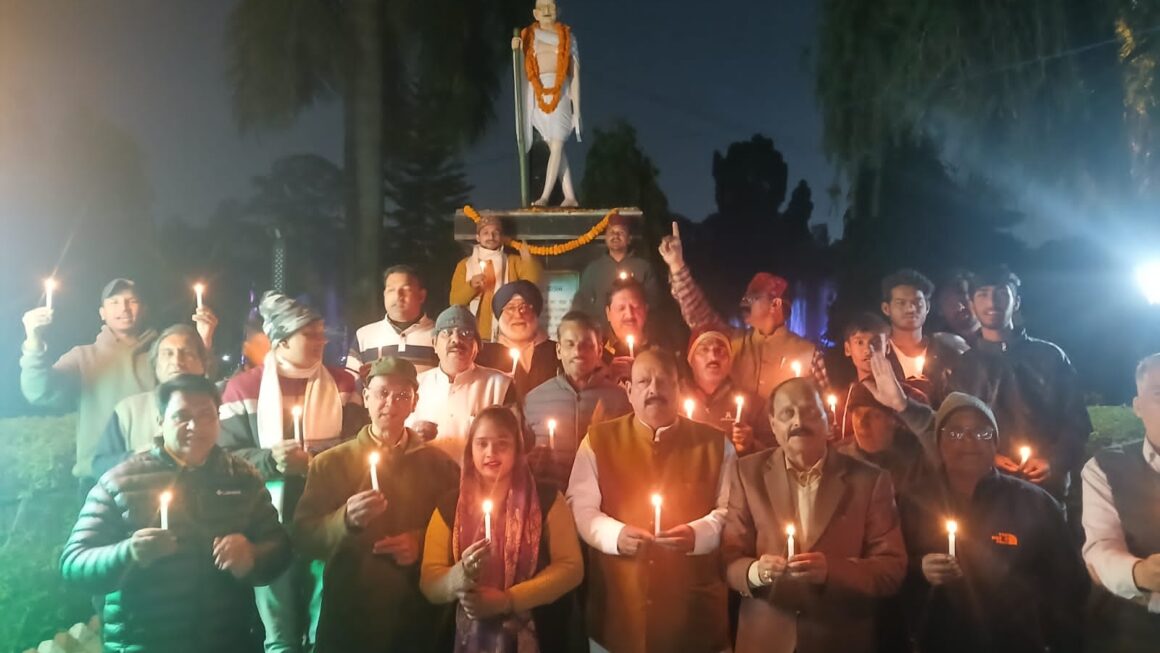 कॉंग्रेस के वरिष्ठ नेता लालचंद शर्मा के नेतृत्व में, राष्ट्रपिता महात्मा गांधी जी की 77वीं पुण्यतिथि पर, गांधी पार्क स्थित प्रतिमा पर श्रद्धांजलि अर्पित की।