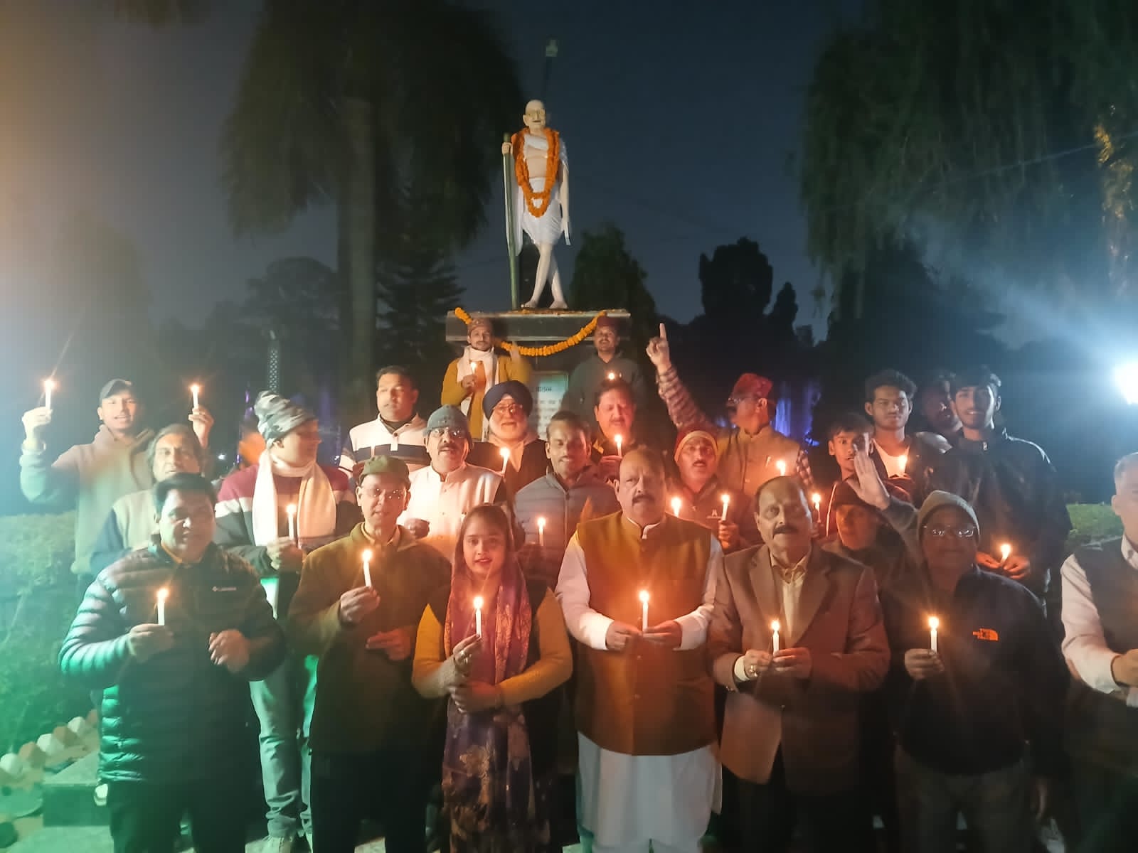 कॉंग्रेस के वरिष्ठ नेता लालचंद शर्मा के नेतृत्व में, राष्ट्रपिता महात्मा गांधी जी की 77वीं पुण्यतिथि पर, गांधी पार्क स्थित प्रतिमा पर श्रद्धांजलि अर्पित की।