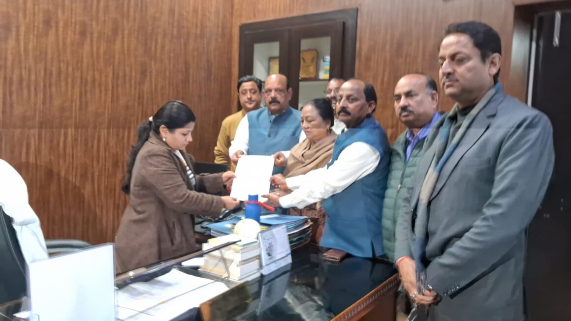 कांग्रेस के एक प्रतिनिधिमंडल ने, नगर आयुक्त नमामी बंसल से की मुलाकात, विभिन्न मांगों को लेकर सौंपा ज्ञापन, लालचंद शर्मा।