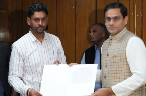 कैबिनेट मंत्री सौरभ बहुगुणा ने, 70 गन्ना पर्यवेक्षकों को नियुक्ति पत्र प्रदान किए।