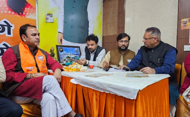 कैबिनेट मंत्री गणेश जोशी ने, नई दिल्ली में करोलबाग विधानसभा से भाजपा प्रत्याशी, दुष्यंत कुमार गौतम के चुनाव कार्यालय में आगामी रणनीतियों पर की चर्चा।