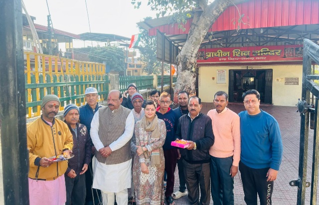 कांग्रेस के वरिष्ठ नेता लालचंद शर्मा, व पार्षद कोमल वोहरा द्वारा, वार्ड 32 बल्लूपुर इन्द्र विहार मन्दिर पार्क में, मुख्य द्वार का किया शिलान्यास। 