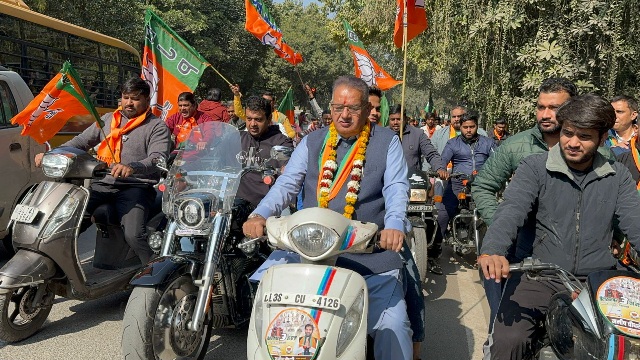 कैबिनेट मंत्री गणेश जोशी ने दिल्ली विधानसभा चुनाव में, ओखला विधानसभा क्षेत्र में दोपहिया वाहन चलाकर, किया भाजपा प्रत्याशी का प्रचार।