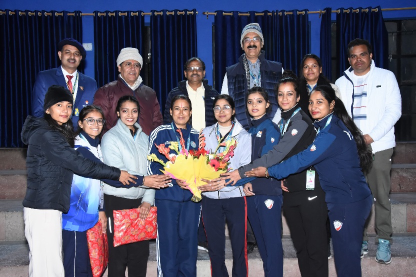 मेहमान खिलाड़ियों का हाल-चाल, जानने अल्मोड़ा पहुंची, खेल मंत्री रेखा आर्या।