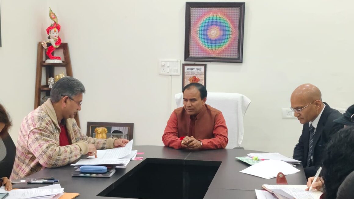 कैबिनेट मंत्री डॉ धन सिंह रावत ने की, अपने विभागों के आय-व्यय की समीक्षा, कहा विभागीय बजट शीघ्र खर्च करें अधिकारी।