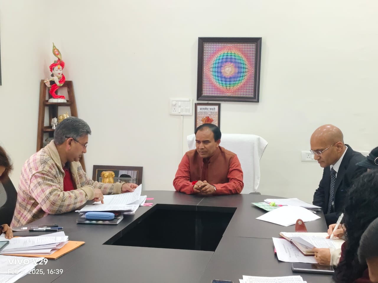 कैबिनेट मंत्री डॉ धन सिंह रावत ने की, अपने विभागों के आय-व्यय की समीक्षा, कहा विभागीय बजट शीघ्र खर्च करें अधिकारी।