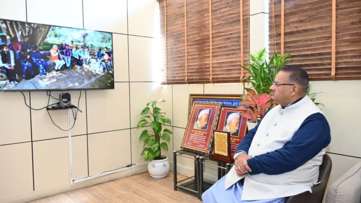 प्रधानमंत्री मोदी के परीक्षा पे चर्चा, कार्यक्रम के 8वें संस्करण को, कैबिनेट मंत्री गणेश जोशी ने सुना।