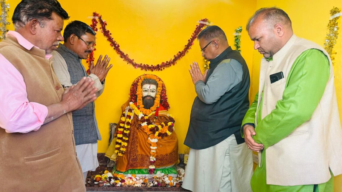 कैबिनेट मंत्री गणेश जोशी ने, संत शिरोमणी गुरु रविदास जयंती के अवसर पर, रविदास जी की मूर्ति पर माल्यार्पण कर श्रद्धासुमन अर्पित किए।