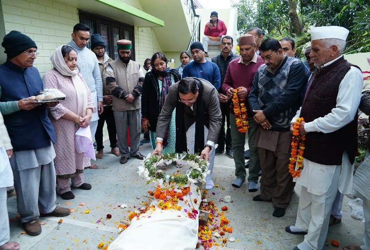 मुख्यमंत्री पुष्कर धामी ने, बिमला बहुगुणा के निधन पर किया शोक व्यक्त, पुष्पचक्र अर्पित कर दी श्रद्धांजलि। 