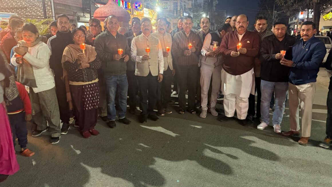 पुलवामा हमले में शहीद हुए मेजर चित्रेश बिष्ट की बरसी पर, महानगर कांग्रेस कार्यकर्ताओं ने, कैंडल मार्च निकालकर श्रद्धासुमन किए अर्पित, लालचंद शर्मा।