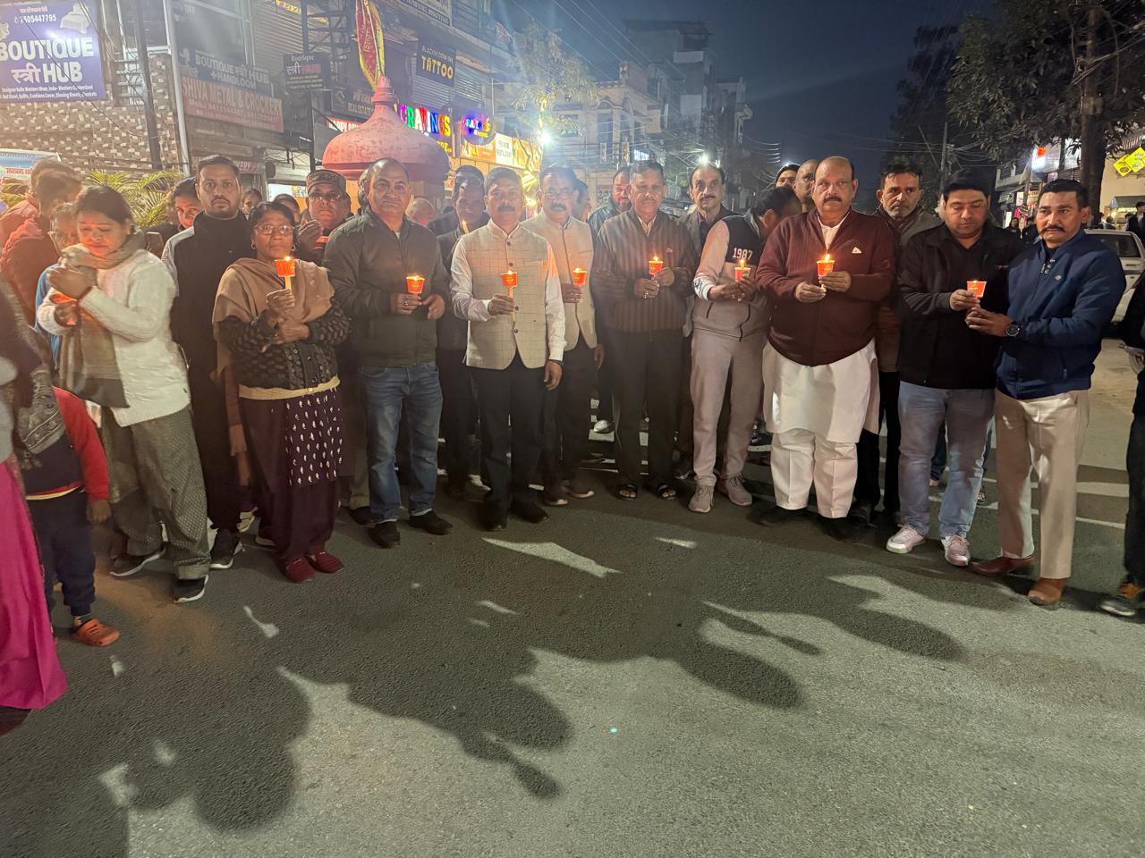 पुलवामा हमले में शहीद हुए मेजर चित्रेश बिष्ट की बरसी पर, महानगर कांग्रेस कार्यकर्ताओं ने, कैंडल मार्च निकालकर श्रद्धासुमन किए अर्पित, लालचंद शर्मा।