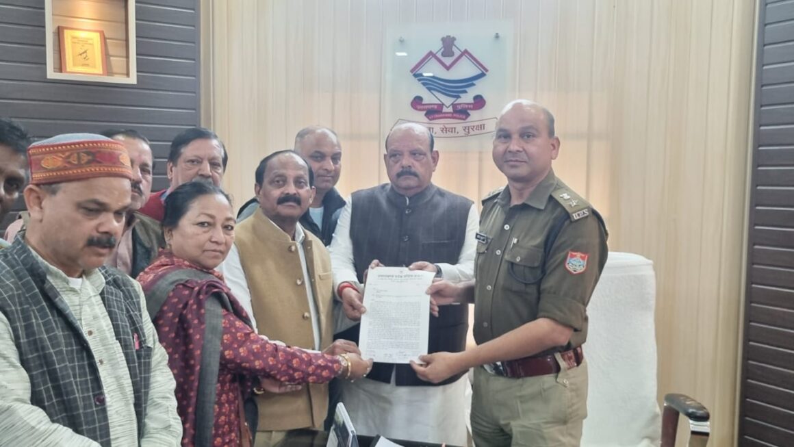 कांग्रेस के वरिष्ठ नेता लालचन्द शर्मा के नेतृत्व में, कॉंग्रेस प्रतिनिधिमंडल ने नगर पुलिस अधीक्षक से, मुलाकात कर अपनी विभिन्न मांगों का ज्ञापन सौंपा।