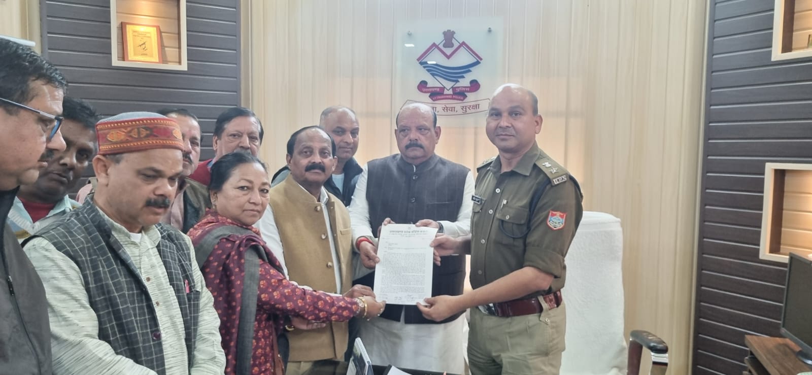 कांग्रेस के वरिष्ठ नेता लालचन्द शर्मा के नेतृत्व में, कॉंग्रेस प्रतिनिधिमंडल ने नगर पुलिस अधीक्षक से, मुलाकात कर अपनी विभिन्न मांगों का ज्ञापन सौंपा।