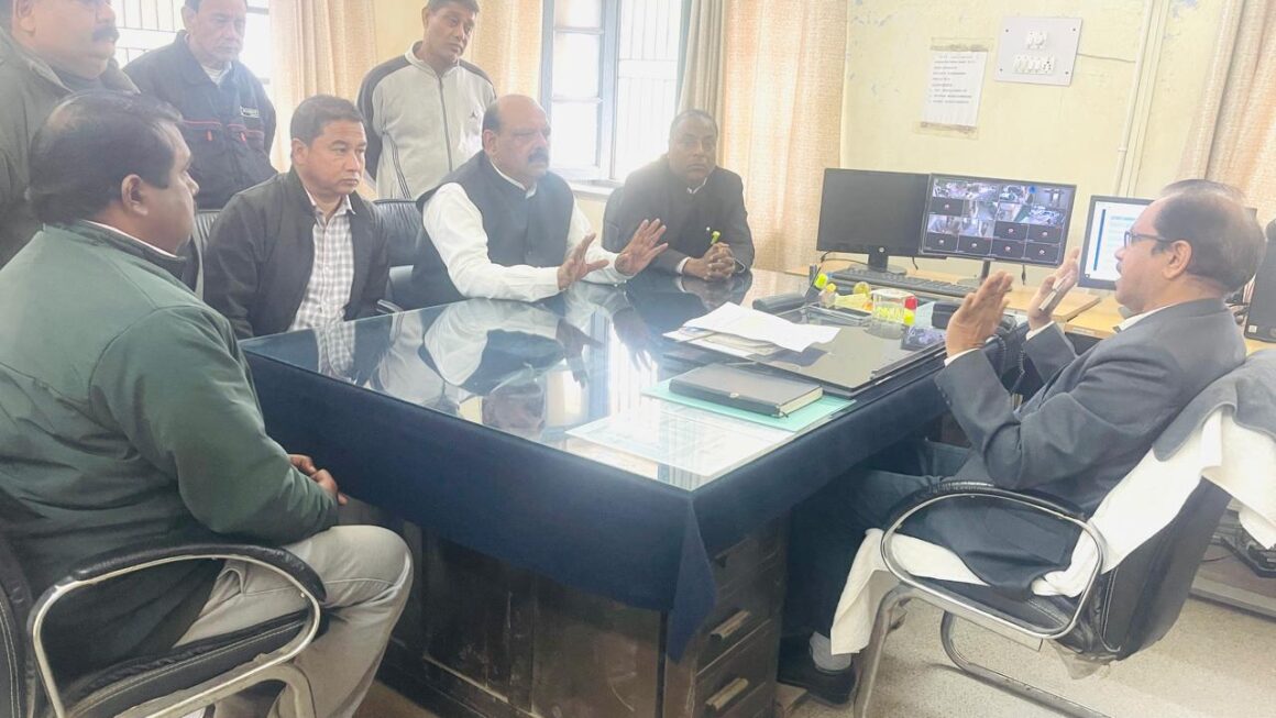 विद्युत लाईन शिफ्टिंग के कार्य में, सुरक्षा एवं मापदंडों की अनदेखी को लेकर, काँग्रेस प्रतिनिधिमंडल ने अधिशासी अभियंता को सौंपा ज्ञापन, लालचंद शर्मा।