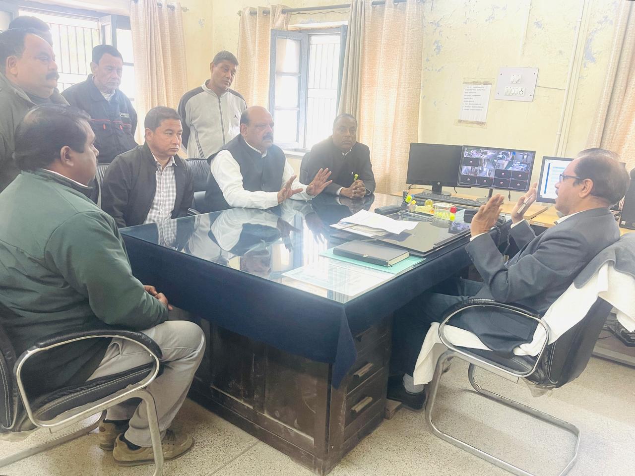 विद्युत लाईन शिफ्टिंग के कार्य में, सुरक्षा एवं मापदंडों की अनदेखी को लेकर, काँग्रेस प्रतिनिधिमंडल ने अधिशासी अभियंता को सौंपा ज्ञापन, लालचंद शर्मा।