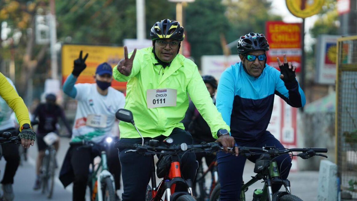 मुख्य निर्वाचन अधिकारी ने, स्वंय साइकिल चलाकर दिया, मतदाता जागरुकता का संदेश।