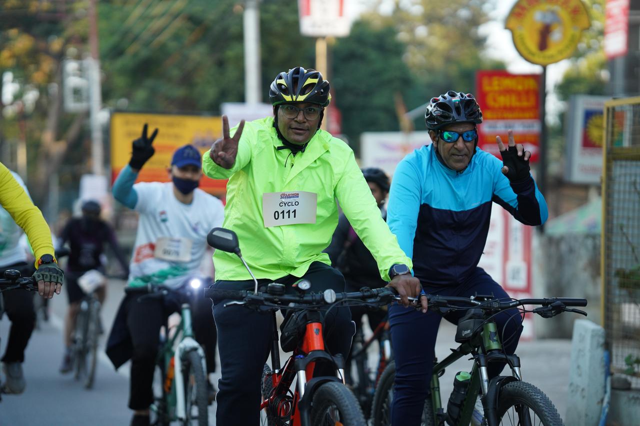 मुख्य निर्वाचन अधिकारी ने, स्वंय साइकिल चलाकर दिया, मतदाता जागरुकता का संदेश।