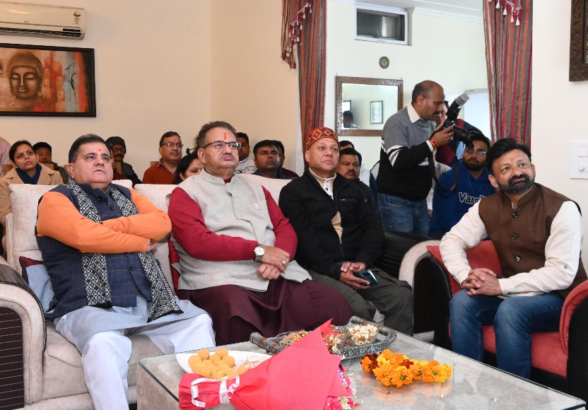 प्रधानमंत्री नरेन्द्र मोदी के मन की बात कार्यक्रम को, सुनते प्रदेश अध्यक्ष महेन्द्र भट्ट एवं कैबिनेट मंत्री गणेश जोशी।