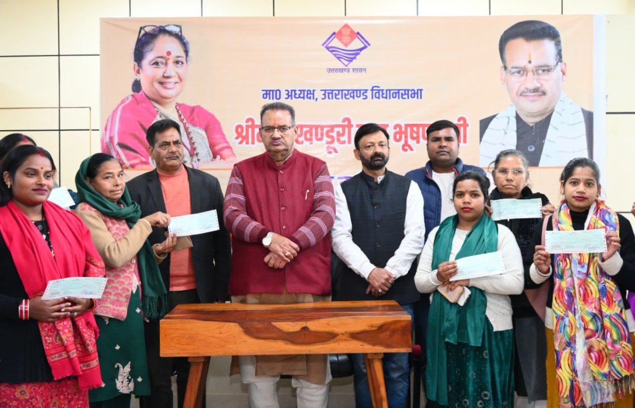 कैबिनेट मंत्री गणेश जोशी ने, जरूरतमंदों को विधानसभा अध्यक्ष द्वारा स्वीकृत, विवेकाधीन कोष के तहत वितरित किए आर्थिक सहायता के चेक।