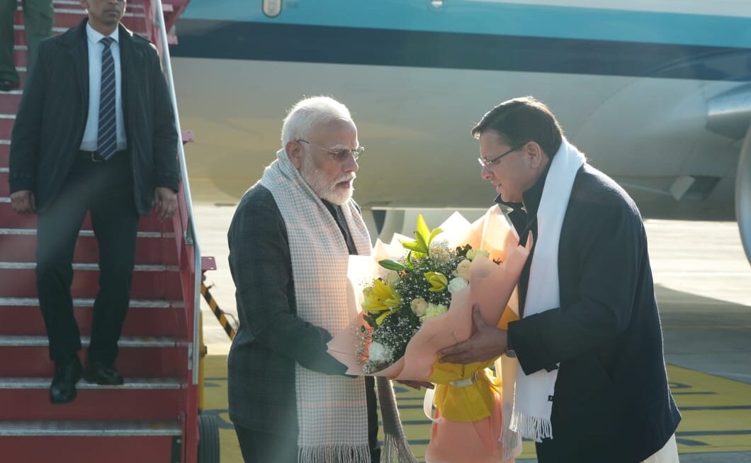 प्रधानमंत्री नरेंद्र मोदी पहुंचे जौलीग्रांट एयरपोर्ट, मुख्यमंत्री पुष्कर धामी ने किया स्वागत।