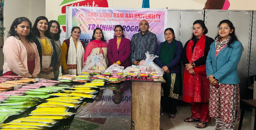 एसजीआरआरयू में छात्रों ने, हर्बल रंग बनाकर दिया, पर्यावरण बचाने का संदेश। 