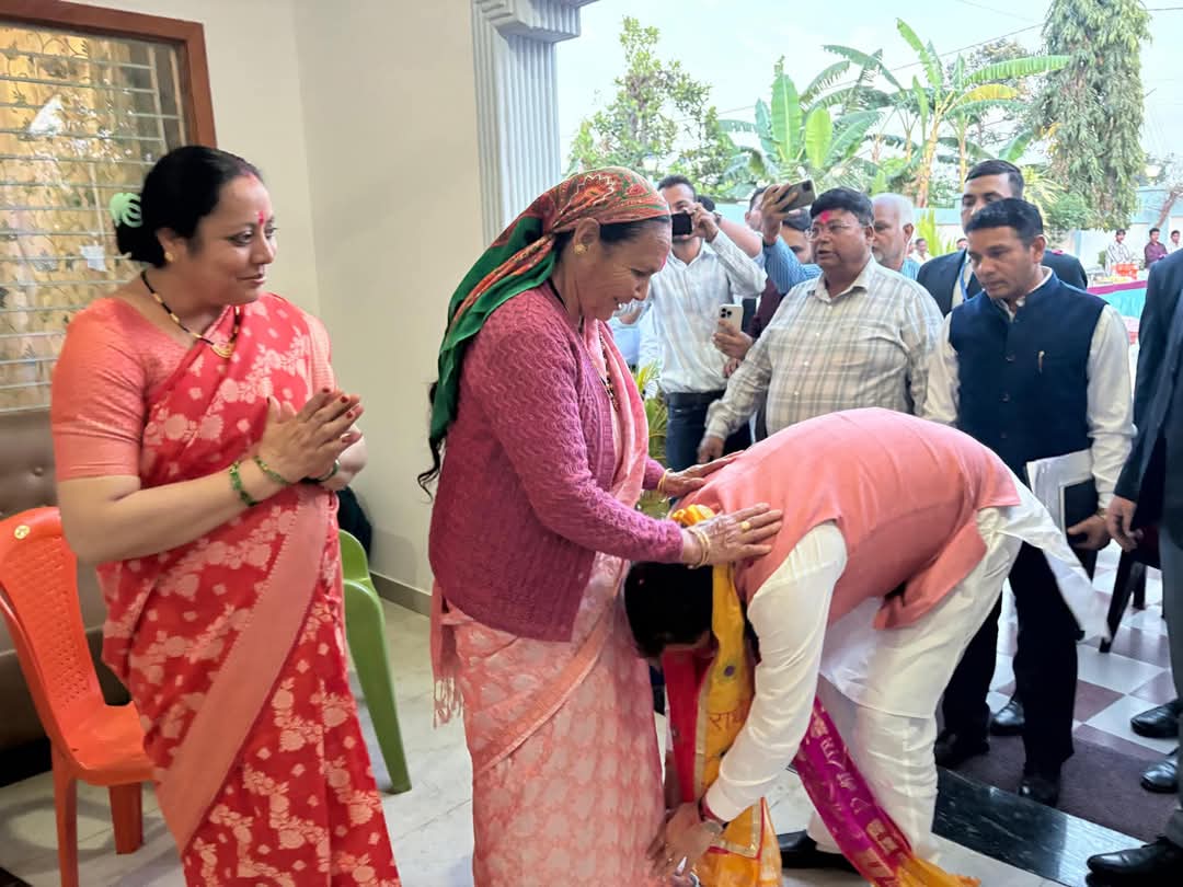 मुख्यमंत्री पुष्कर धामी ने खटीमा स्थित आवास, पहुँचकर माता जी के साथ प्रेम, स्नेह और सौहार्द का, पावन पर्व रंगोत्सव मनाया और उनका आशीष प्राप्त किया।