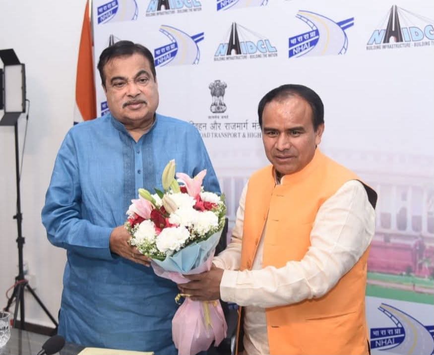 श्रीनगर में शीघ्र बनेगी मरीन ड्राइव एलिवेटेड रोड, केन्द्रीय सड़क परिवहन मंत्री से मिले, कैबिनेट मंत्री डॉ. रावत।