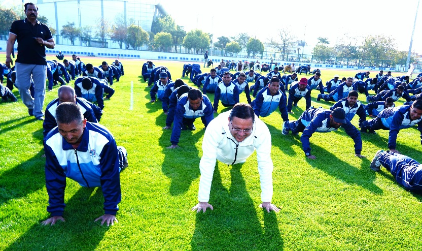 राज्य सरकार के 3 वर्ष पूर्ण होने पर युवाओं के बीच पहुंच कर,  मुख्यमंत्री पुष्कर धामी ने लगाए पुश-अप्स।