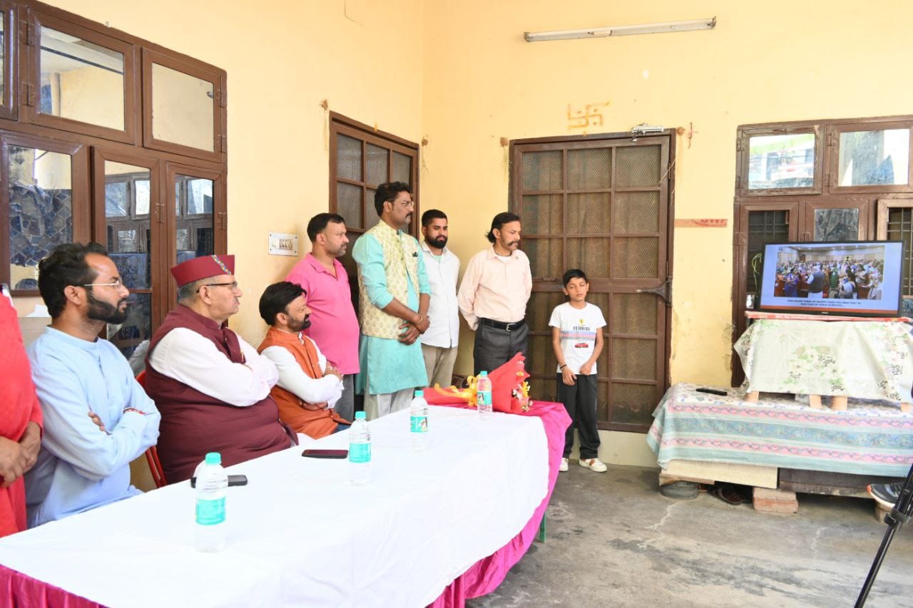 कैबिनेट मंत्री गणेश जोशी ने सुना, प्रधानमंत्री के मासिक रेडियो कार्यक्रम मन की बात का, 120वां संस्करण।