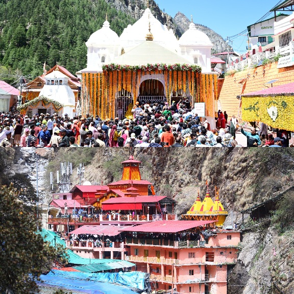 गंगोत्री और यमुनोत्री धाम के कपाट श्रद्धालुओं के लिए खुले, दोनों धामों में कपाटोद्घाटन के अवसर पर, मुख्यमंत्री ने की विशेष पूजा-अर्चना।