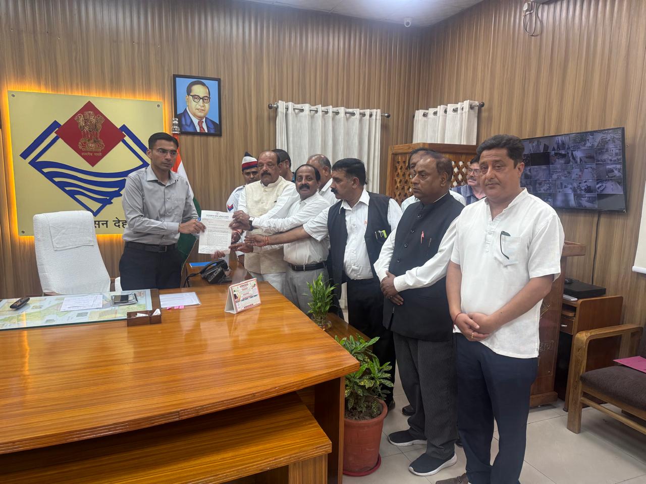 कांग्रेस के एक प्रतिनिधिमंडल ने, सरकारी सस्ता गल्ला उपभोक्ताओं की विभिन्न, समस्याओं के निराकरण किए जाने को लेकर, जिलाधिकारी को सौंपा ज्ञापन, लालचन्द शर्मा।