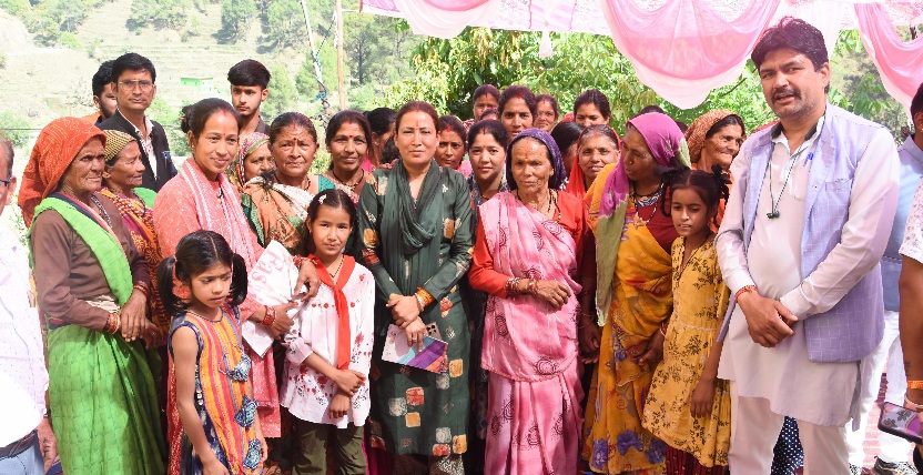 कैबिनेट मंत्री रेखा आर्या ने, विकास कार्यों के लिए दिए 15.5 लाख रुपये।