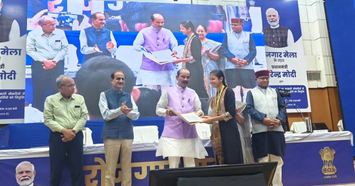 केंद्रीय राज्य मंत्री अजय टम्टा ने, देहरादून में आयोजित 15वें रोज़गार मेले में, चयनित उम्मीदवारों को सौंपे नियुक्ति पत्र।