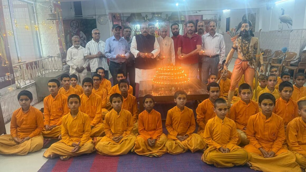 भगवान परशुराम प्रकटोत्सव की पूर्व संध्या पर, परशुराम जी की मूर्ति को 108 दीयों से सजाया गया, लालचंद शर्मा।