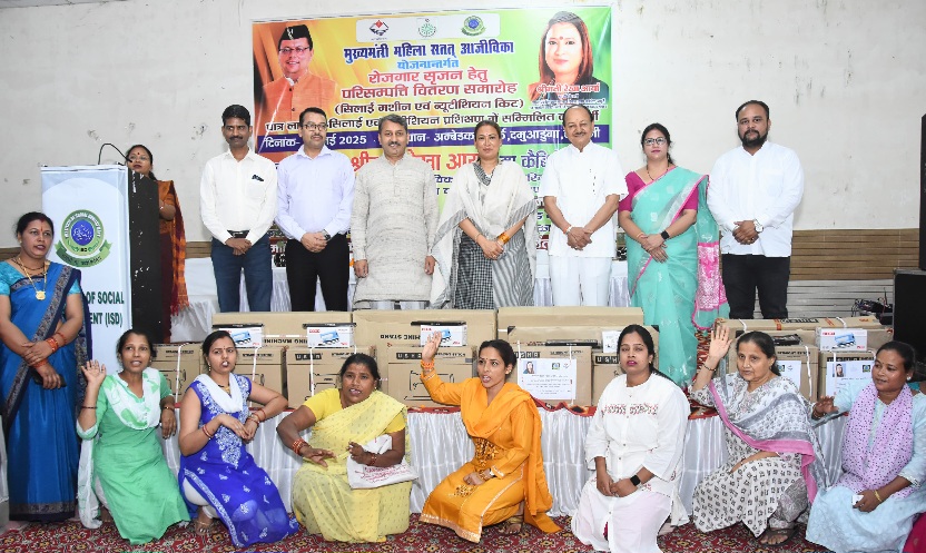 कैबिनेट मंत्री रेखा आर्या ने प्रशिक्षण प्राप्त महिलाओं को, सिलाई और ब्यूटीशियन किट वितरित कर कहा, बेटियों में विकसित करें लीडरशिप क्वालिटी।