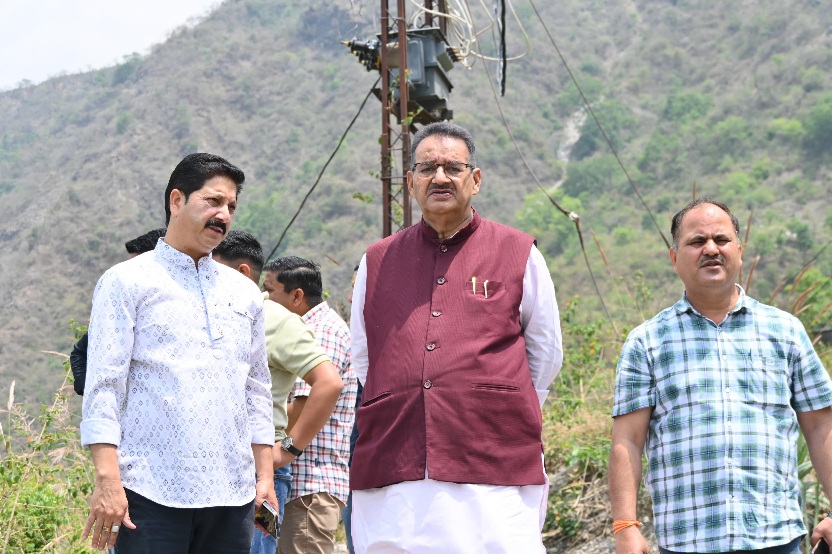 कैबिनेट मंत्री गणेश जोशी ने पीएमजीएसवाई के अंतर्गत, निर्माणाधीन मोटर मार्ग सहस्त्रधारा से सरोना, व सुवाखोली से सरोना मोटर मार्ग का किया स्थलीय निरीक्षण।