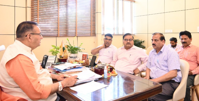 कैबिनेट मंत्री गणेश जोशी ने, सिंचाई विभाग के अधिकारियों के साथ बैठक कर, क्षेत्र में चल रहे विकास कार्यों की प्रगति की समीक्षा की। 