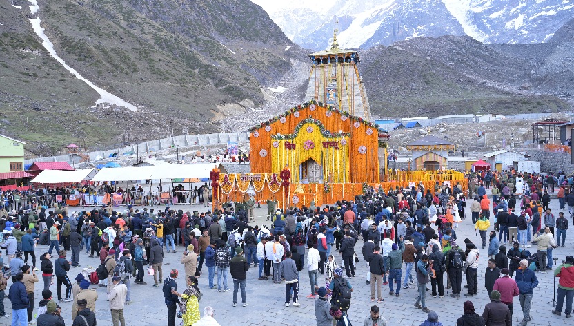 टोकन व्यवस्था के जरिए बाबा के दर्शन से श्रद्धालु संतुष्ट, इस बार पैदल मार्ग पर रैन शेल्टर, बढ़ाए जाने से मिल रही है राहत। 