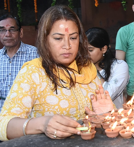 ऑपरेशन सिंदूर की कामयाबी के लिए गंगा पूजा, कैबिनेट मंत्री रेखा आर्या।