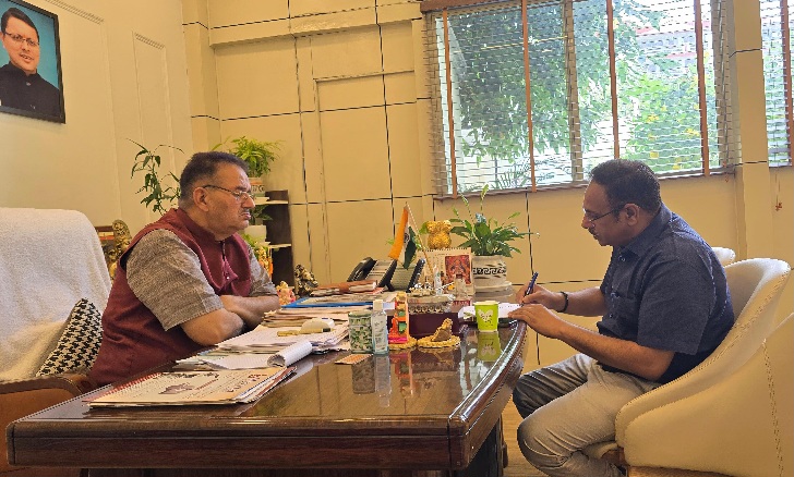 सड़क निर्माण की योजनाओं पर प्राथमिकता से कार्य करे विभाग, कैबिनेट मंत्री गणेश जोशी।