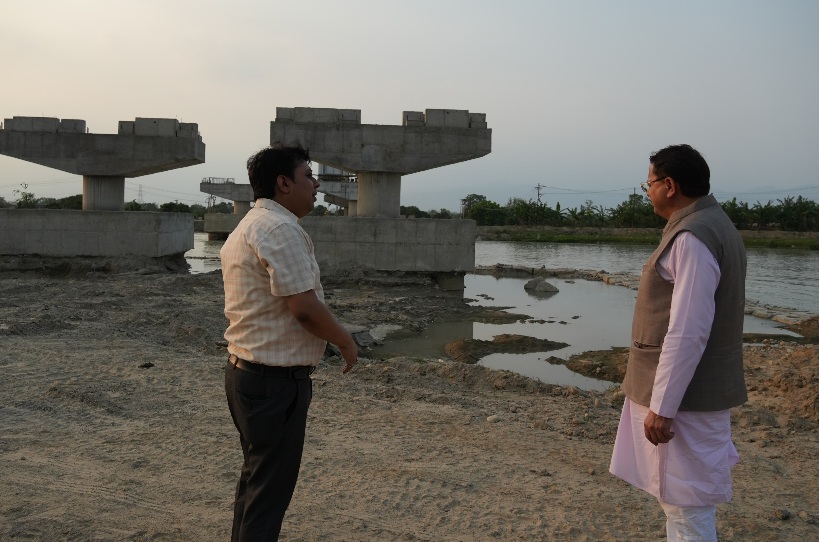 मुख्यमंत्री पुष्कर सिंह धामी ने किया, भारत-नेपाल सीमा पर निर्माणाधीन मार्ग का निरीक्षण।