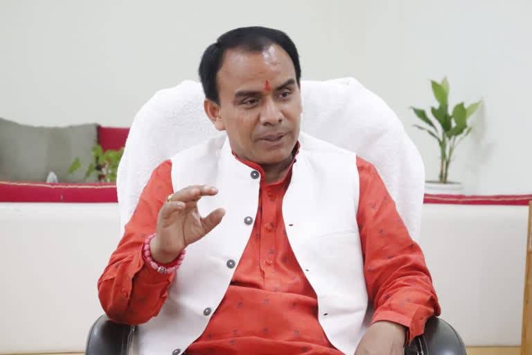 गढ़वाल के पांच दिवसीय दौरे पर, कैबिनेट मंत्री डॉ.धन सिंह रावत, चमोली में परखेंगे यात्रा व्यवस्थाएं, जिला प्रशासन की लेंगे बैठक।