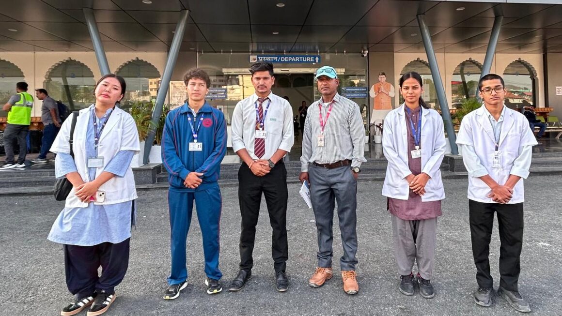 श्री गुरु राम राय विश्वविद्यालय ने, स्पोर्ट्स अचीवर्स को करवाई चाॅपर की सैर।