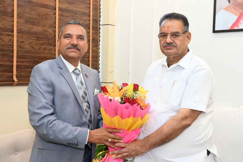 सैनिक कल्याण मंत्री गणेश जोशी से मिले, राष्ट्रीय सुरक्षा परिषद के सदस्य लेफ्टिनेंट जनरल एके सिंह, मंत्री ने दी बधाई।