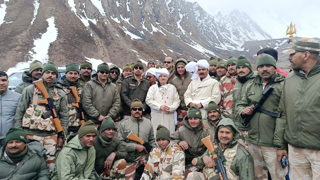 केंद्रीय स्वास्थ्य मंत्री जे पी नड्डा ने, पिथौरागढ़ में ली वाइब्रेंट विलेज योजना के कार्यों की जानकारी, जवानों से भी की भेंट।