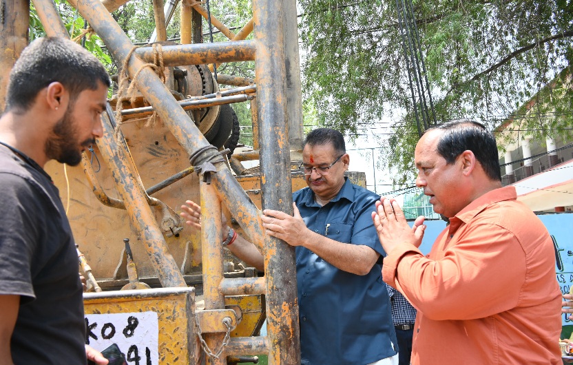कैबिनेट मंत्री गणेश जोशी ने, इन्द्र विहार में 188 लाख की लागत से निर्मित, ट्यबवैल निर्माण का भूमि पूजन कर किया कार्य प्रारम्भ। 